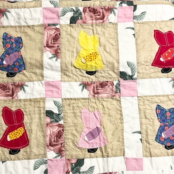 Beautiful Vintage Sunbonnet Sue Appliqued Floral Polka Dot Wall Hanging Quilt - Picture 6 of 16